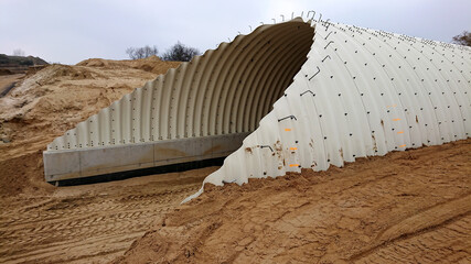 Budowa nowej drogi. Przejazd gospodarczy ze skręcanych elementów prefabrykowanych.   © WalDec