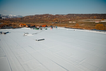 Flat roof with hot air welded pvc membrane waterproofing for ballasted system © Doralin