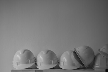  Cascos de seguridad para una obra en construcción