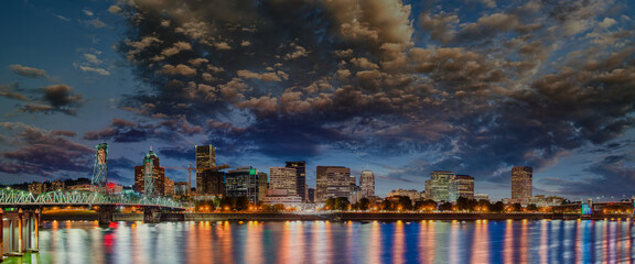 Fototapeta premium Panoramic view of Portland at sunset, Oregon