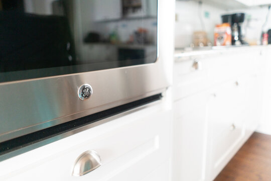 General Electric Company Kitchen Oven Appliance In Ponte Vedra Beach, Florida On March 27, 2021