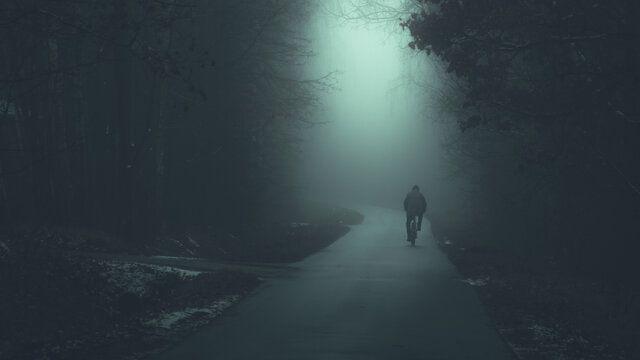 Postać rowerzysty we mgle