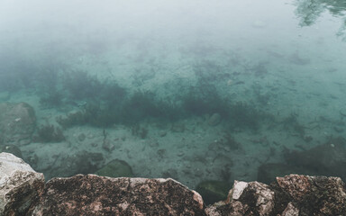 Mgła nad lazurowym jeziorem © Jakub