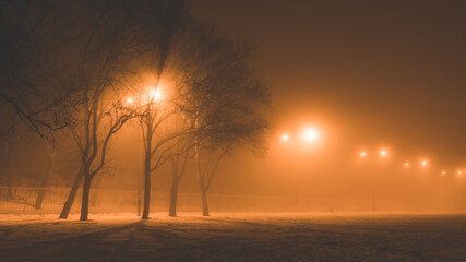 Oświetlona droga we mgle w Lublinie