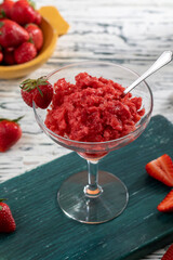 granita siciliana con fragole in bicchiere