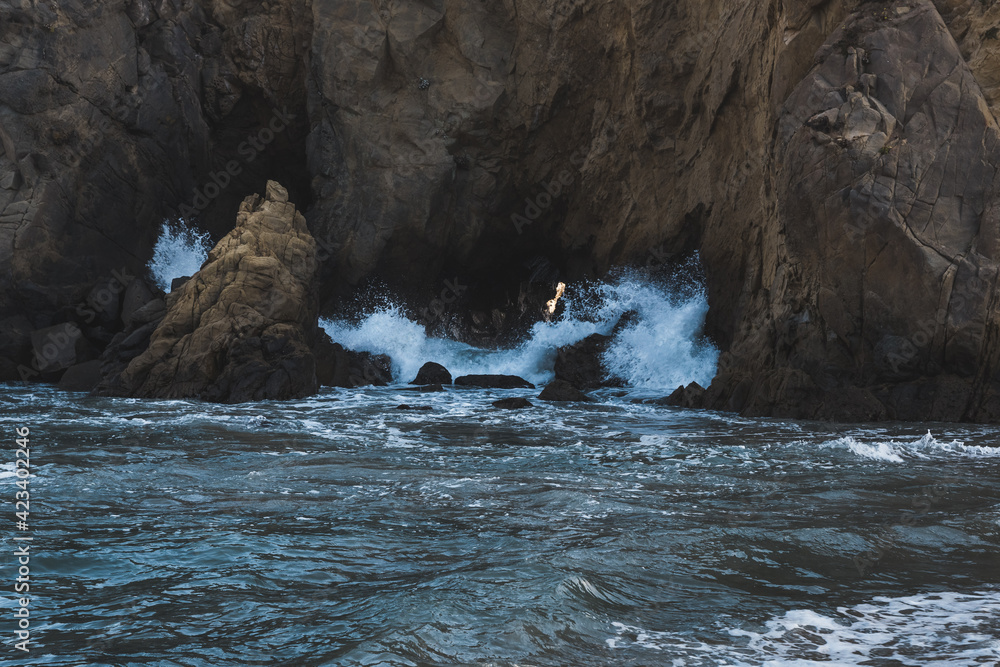 Poster Waves crashing through rocks in Big Sur, California