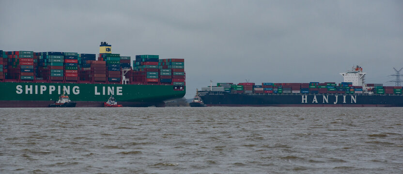 Containerschiff CSCL Indian Ocean China Shipping Line auf der Elbe bei Hamburg auf Grund gelaufen und vorbeifahrend die HANJIN Long Beach