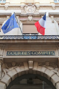 Fa&ccedil;ade du palais Cambon, si&egrave;ge de la Cour des Comptes &agrave; Paris, avec un drapeau fran&ccedil;ais et un drapeau europ&eacute;en (France)