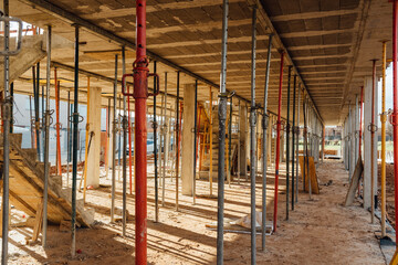 Props supporting the formwork of a floor slab in construction site - obrazy, fototapety, plakaty