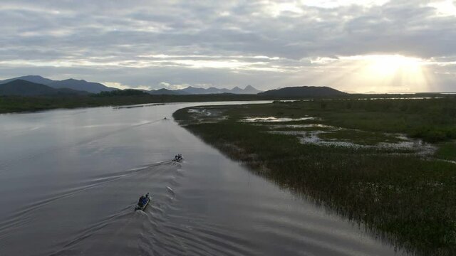 Barcos chegando em uma expedi&ccedil;&atilde;o no meio de &aacute;reas &uacute;midas / Boats arriving on an expedition in the middle of wetlands 