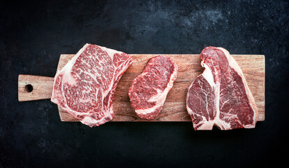 Rohes dry aged Wagyu Porterhouse Steak, Entrecote und Kotelett vom Rind angeboten als Draufsicht...