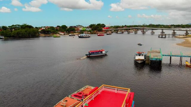Barco de turismo chegando no trapiche em Paranagu&aacute; / Tourist boat arriving at the dock in Paranagu&aacute;