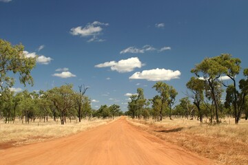 Fototapeta na wymiar Gravel road in the centre of Australia