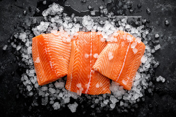 Salmon fillet. Slices of fresh raw salmon fish on ice - 423421838