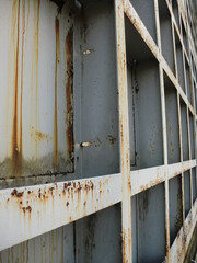 錆びた水色の金属壁