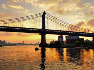 Fototapeta na wymiar Manhattan Bridge at sunrise