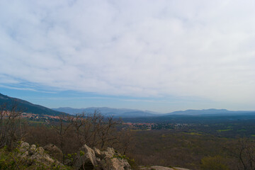 Fototapeta na wymiar krajobraz góry skały drzewa widok natura przyroda sierra de guadarrama