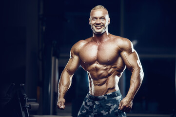 Obraz na płótnie Canvas fit man training abs muscles at gym.