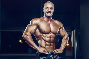 Fototapeta na wymiar fit man training abs muscles at gym.
