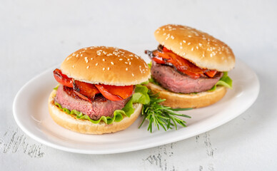 Hamburgers with grilled pepper