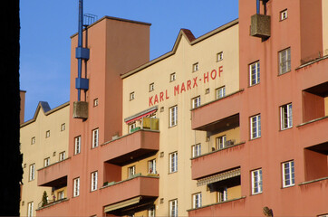 Der Karl Marx Hof in Wien, eine riesige Wohnanlage aus der Zwischenkriegszeit - The Karl Marx Hof...