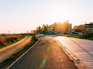 Atardecer en un paseo marítimo