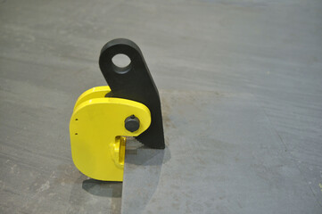 Lifting mechanisms for loading sheet metal. Grab.