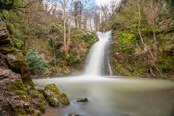 Fototapeta na wymiar Green Forest And Waterfall Flowing In The Lake ( Çenedağı şelalesi, Derince, Kocaeli Türkiye)