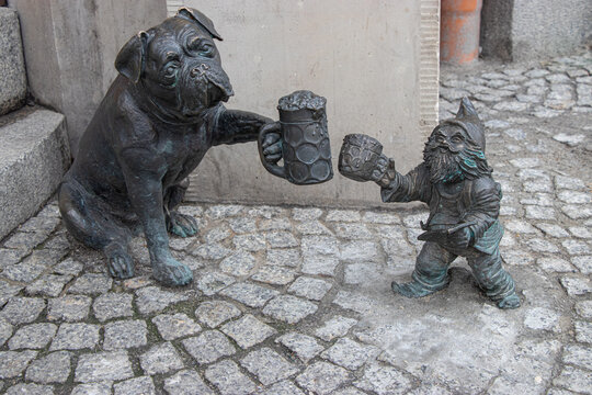 Le famose statue della citt&agrave; di Breslavia in Polonia