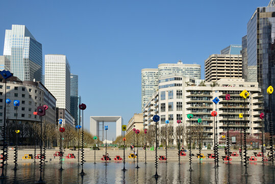 Le bassin Takis sur l‘esplanade de la Défense, près de Paris, le 31 mars 2019