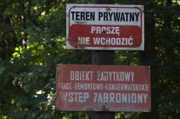 Obraz premium The abandoned old palace in Pilica in Poland