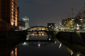 Fototapeta na wymiar bridge over the river at night in Hamburg germany