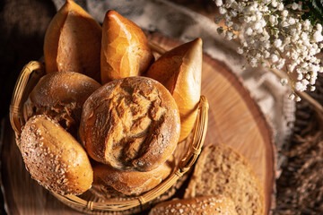 Die unterschiedliche Brötchen sind in einem Korb aufgestellt im Hintergrund steht der...