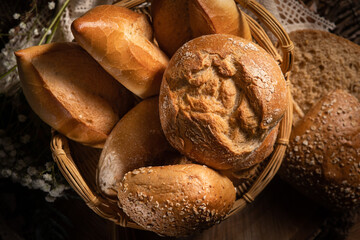Die unterschiedliche Brötchen sind in einem Korb aufgestellt im Hintergrund steht der...