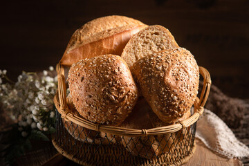 Die unterschiedliche Brötchen sind in einem Korb aufgestellt im Hintergrund steht der...