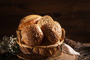 Die unterschiedliche Brötchen sind in einem Korb aufgestellt im Hintergrund steht der...