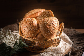 Die unterschiedliche Brötchen sind in einem Korb aufgestellt im Hintergrund steht der...