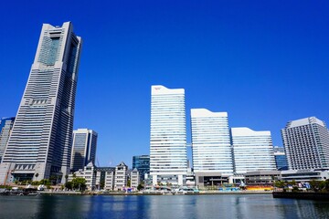 Obraz na płótnie Canvas 横浜みなとみらいの汽車道から見た高層ビル群