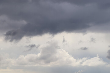 Obraz premium Sky with heavy rainy clouds on grey day