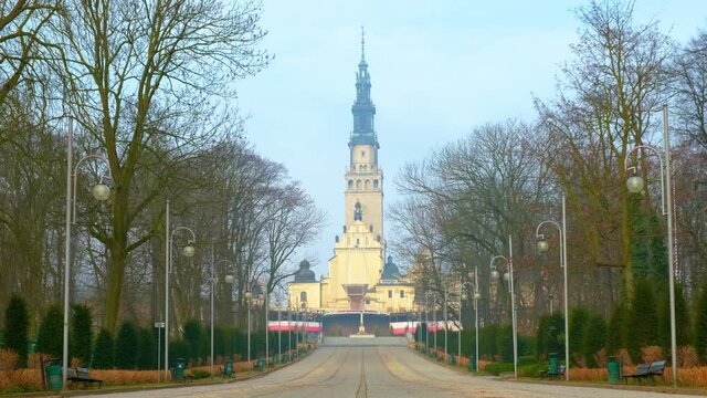 Częstochowa, woj. Dolnośląskie, Polska-marzec 2021: Pusty plac podczas lockdown z powodu pandemii COVID-19  przed Sanktuarium Matki Bożej Częstochowskiej na Jasnej G&oacute;rze.