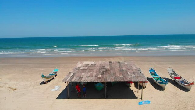 Canoa tradicional cai&ccedil;ara na praia do litoral paranaense / Traditional cai&ccedil;ara canoe on the beach on the coast of Paran&aacute;