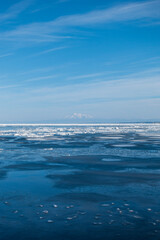冬の網走市 流氷と斜里岳の風景