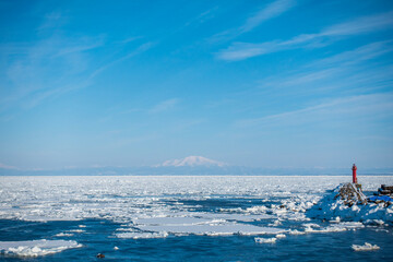 冬の網走市鱒浦漁港の流氷 © TATSUYA UEDA