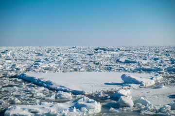 Fototapeta na wymiar 冬の網走市の海岸の流氷
