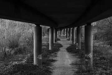 Landschaftsaufnahme einer Brücke