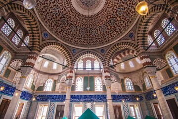 Obraz premium Interior view of the ceiling of a mosque in Istanbul