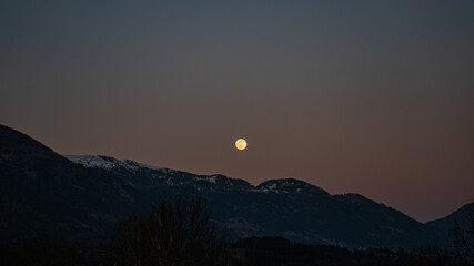 Fototapeta premium Der Mond noch Photographiert in der Dämmerung. 