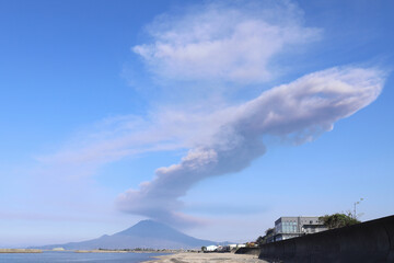 Naklejka na ściany i meble 高く上がった桜島の雲煙が風に流されて向かって来ている