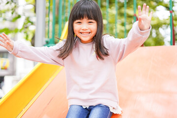 滑り台で遊ぶ小さな女の子