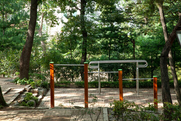 Fototapeta na wymiar 우장공원 숲속에 설치된 철봉